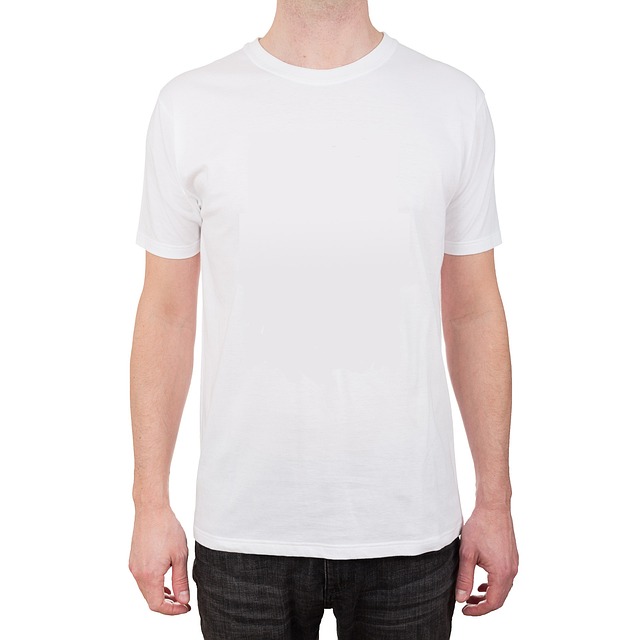 Imagem de uma camisa branca básica